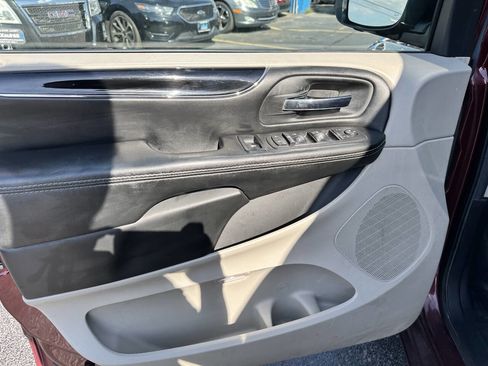Used 2018 Dodge Grand Caravan SXT image 19