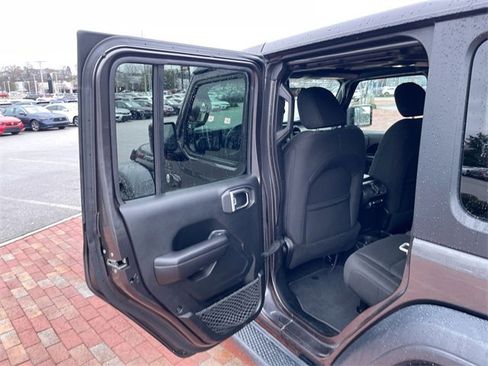 Used 2018 Jeep Wrangler Unlimited Sport S image 27