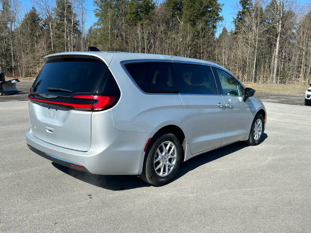 Used 2024 Chrysler Pacifica Touring-L FWD image 5