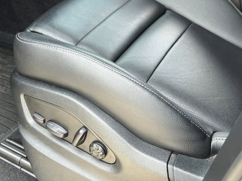 Certified 2025 Porsche Cayenne AWD/4WD image 34