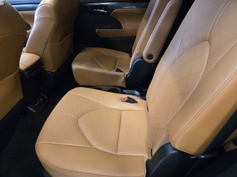 Used 2020 Toyota Highlander Platinum image 18