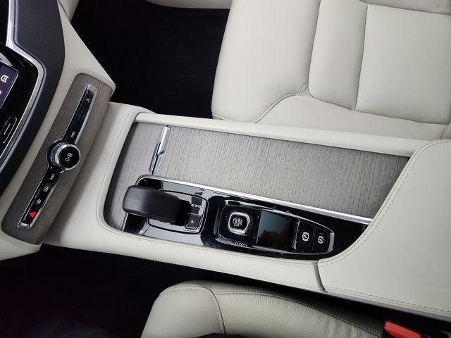 Certified 2025 Volvo XC90 T8 Plus w/ Protection Package Premier AWD/4WD image 36