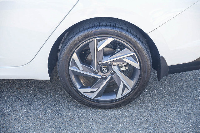 Certified 2025 Hyundai Elantra SEL FWD image 12