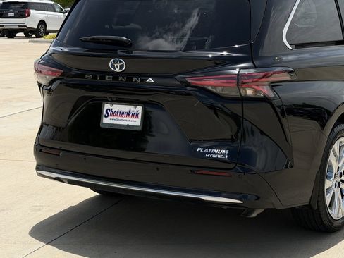 Used 2024 Toyota Sienna Platinum FWD image 6