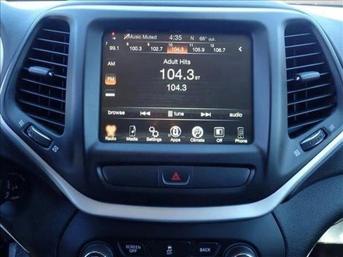 Used 2017 Jeep Cherokee Trailhawk AWD/4WD image 16