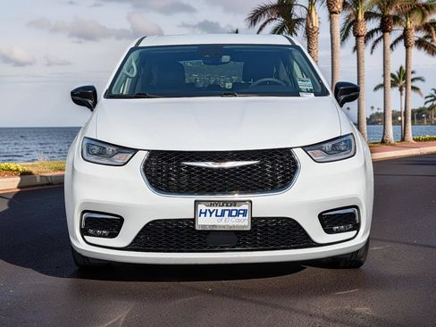 Used 2024 Chrysler Pacifica Limited FWD image 2