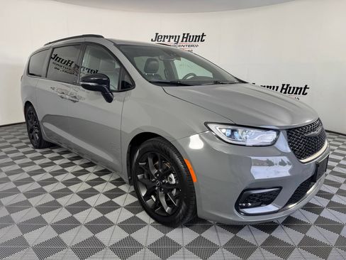 Used 2025 Chrysler Pacifica Limited FWD image 5
