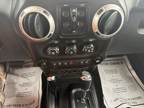 Used 2016 Jeep Wrangler Unlimited Sahara w/ Connectivity Group AWD/4WD image 26
