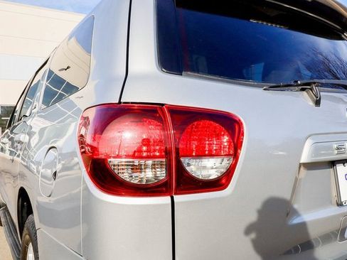 Used 2018 Toyota Sequoia SR5 image 19