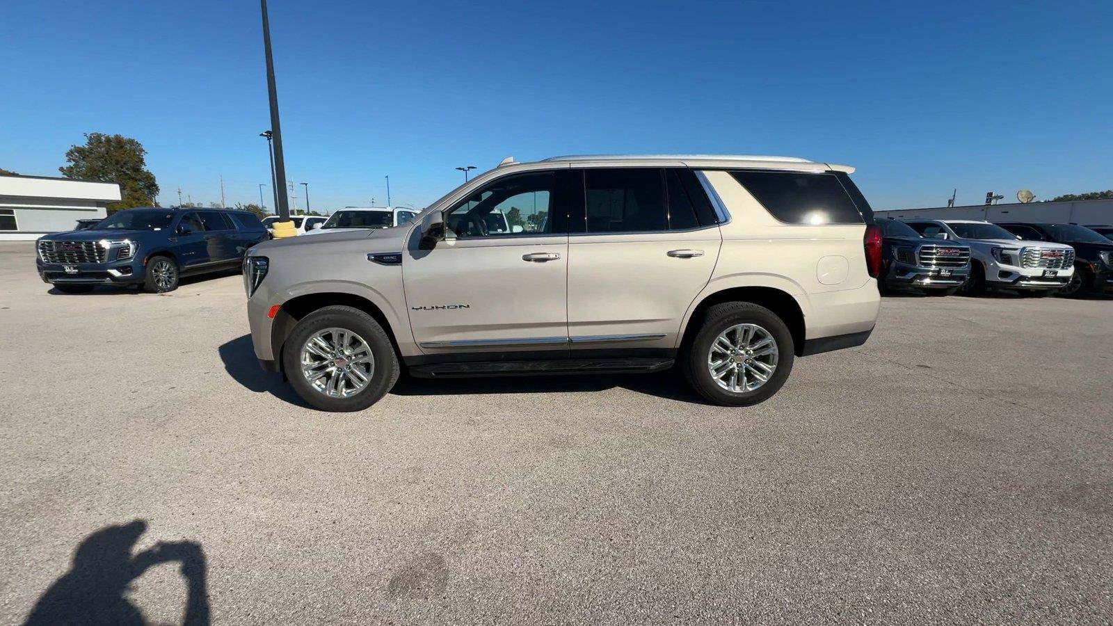 Used 2023 GMC Yukon SLT w/ SLT Luxury Package AWD/4WD image 6