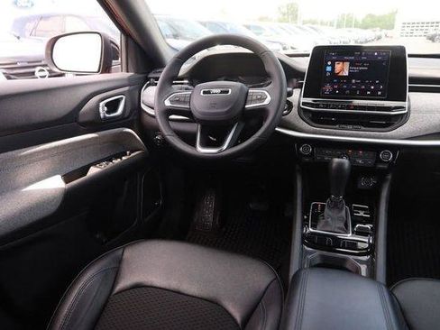 Used 2025 Jeep Compass Latitude w/ Sun & Sound Group AWD/4WD image 22