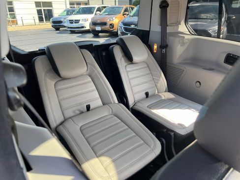 Used 2019 Ford Transit Connect Titanium w/ Titanium Premium Package image 26