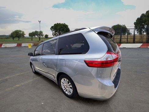 Used 2015 Toyota Sienna XLE w/ XLE Navigation Package FWD image 4