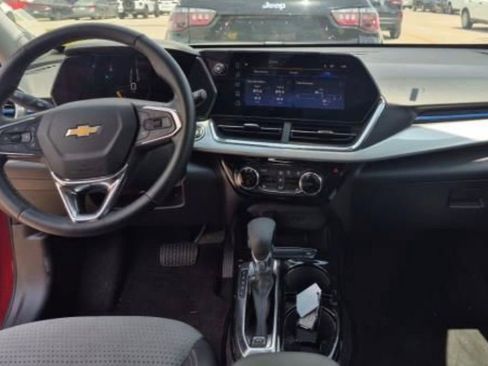 Used 2025 Chevrolet Trax LT w/ LT Convenience Package FWD image 7