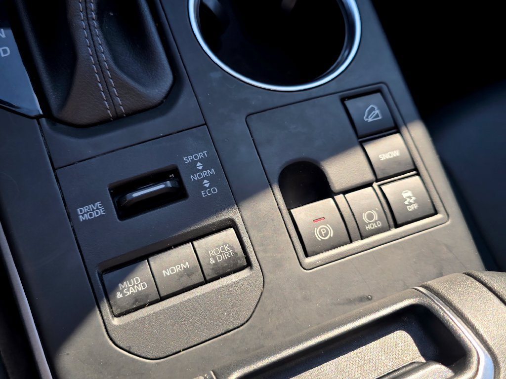 Used 2024 Toyota Highlander XLE AWD/4WD image 7