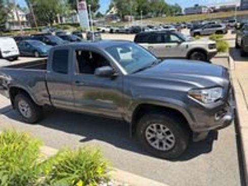 Used 2019 Toyota Tacoma SR5 AWD/4WD image 2