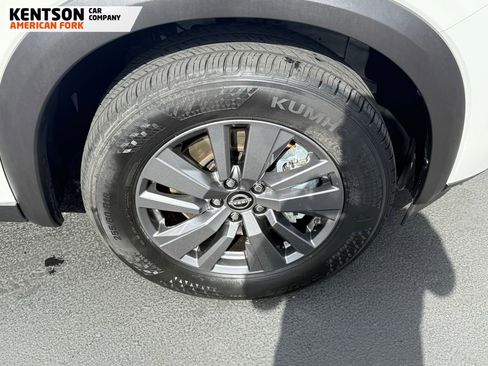 Used 2025 Nissan Pathfinder SV image 16