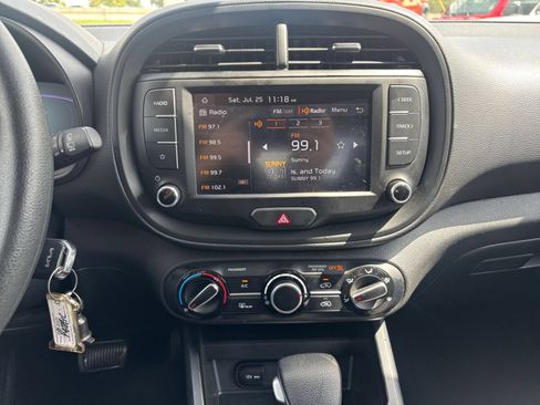 Used 2025 Kia Soul LX w/ LX Technology Package FWD image 17