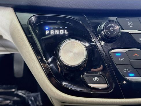 Used 2022 Chrysler Pacifica Touring-L FWD image 20