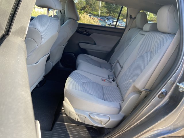 Used 2021 Toyota Highlander LE FWD image 16