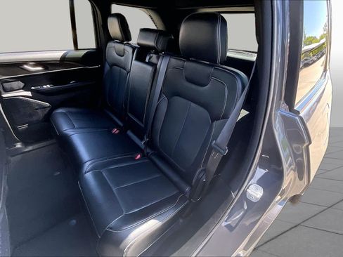 Used 2023 Jeep Grand Cherokee Overland AWD/4WD image 20