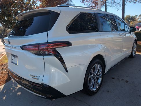 Certified 2021 Toyota Sienna Platinum image 10