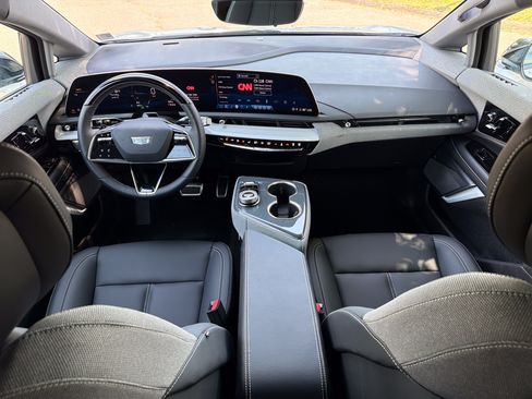 Used 2025 Cadillac Optiq Luxury 1 AWD/4WD image 32