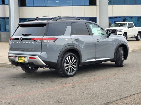 New 2025 Nissan Pathfinder Platinum image 5