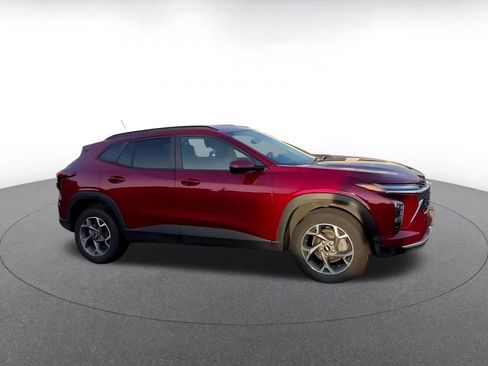 Used 2025 Chevrolet Trax LT image 2