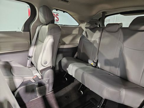 Certified 2024 Toyota Sienna Limited FWD image 38