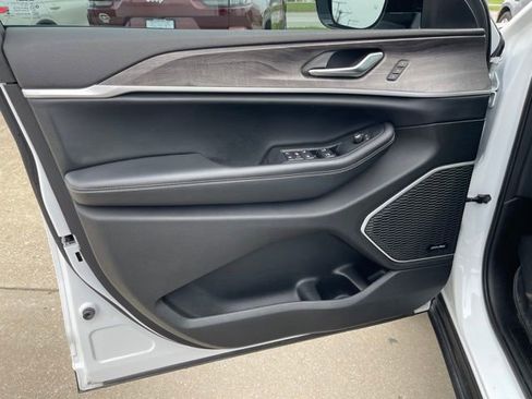 Used 2022 Jeep Grand Cherokee L Limited image 23