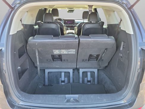 Used 2023 Kia Carnival EX FWD image 7