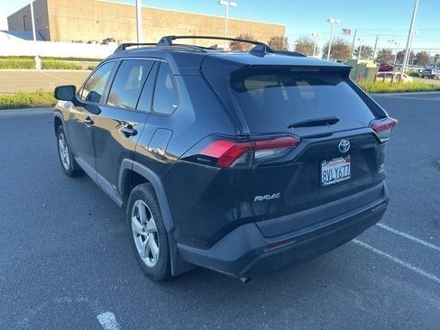 Used 2021 Toyota RAV4 XLE Premium image 7