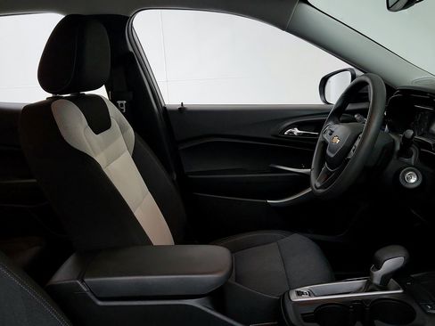 Certified 2025 Chevrolet Trax LS w/ LS Convenience Package FWD image 29