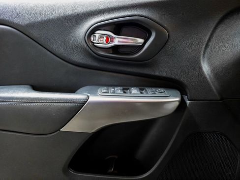 Used 2021 Jeep Cherokee Latitude Plus image 11