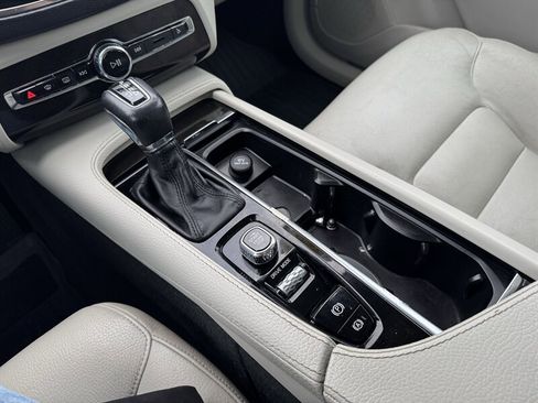 Used 2018 Volvo XC90 T6 Momentum w/ Convenience Package image 15