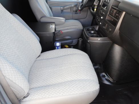 Used 2016 Chevrolet Express 2500 RWD image 24