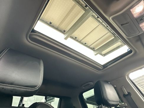 Used 2022 Nissan Frontier SV w/ SV Premium Package image 16