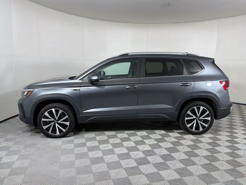 Used 2023 Volkswagen Taos SE FWD image 2