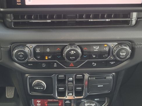 New 2025 Jeep Wrangler Unlimited Rubicon w/ Technology Group image 16