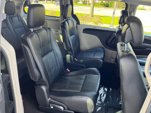 Used 2016 Chrysler Town & Country Touring-L image 20