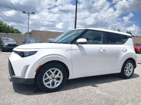 Used 2024 Kia Soul LX w/ Option Group 015 FWD image 3