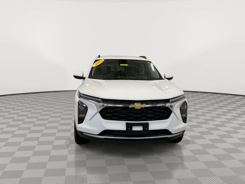 Certified 2025 Chevrolet Trax LT w/ LT Convenience Package FWD image 3