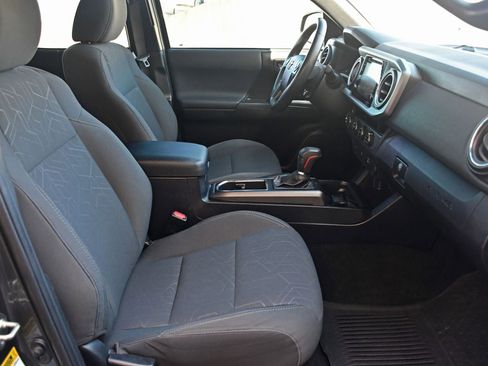 Used 2017 Toyota Tacoma TRD Off-Road AWD/4WD image 31