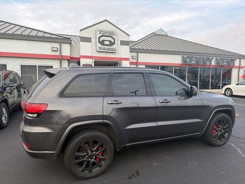 Used 2017 Jeep Grand Cherokee Altitude image 4