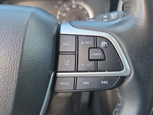 Used 2023 Toyota Highlander LE AWD/4WD image 28