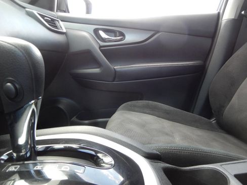 Used 2015 Nissan Rogue SV image 40