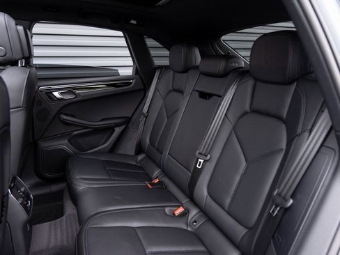 Used 2025 Porsche Macan image 26