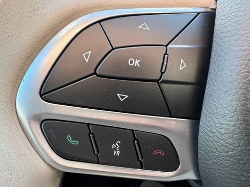 Used 2019 Chrysler Pacifica Limited image 17