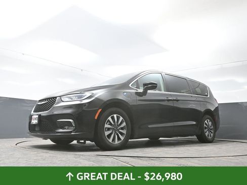 Used 2024 Chrysler Pacifica Select image 55